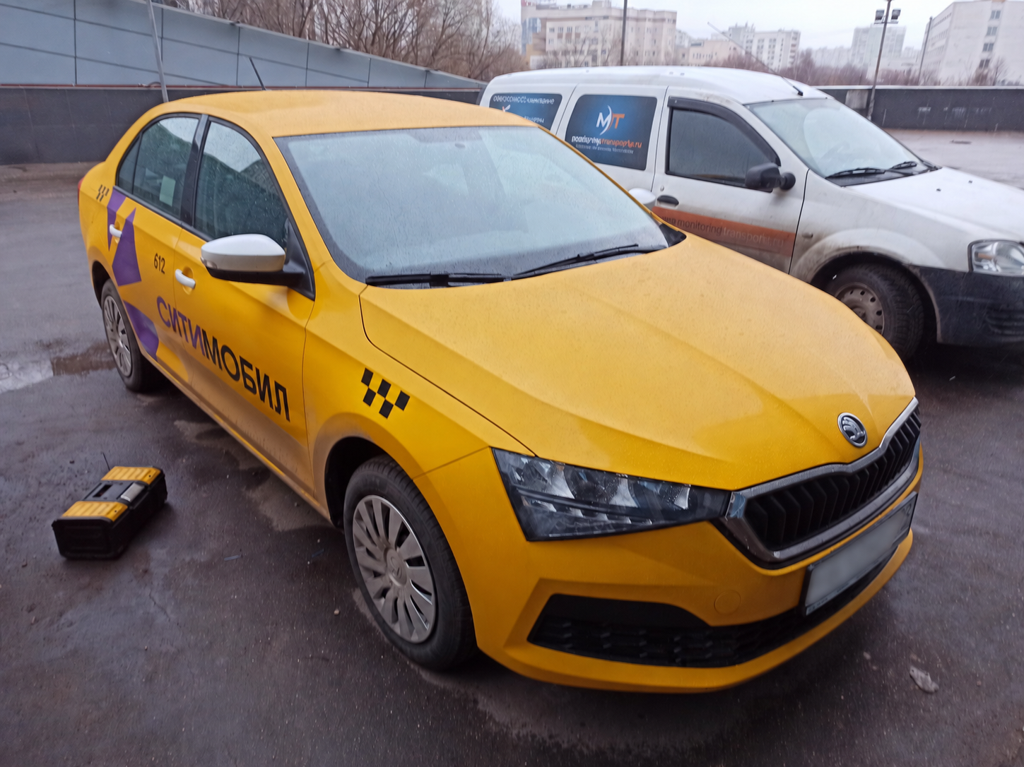 Автомобиль такси из автопарка клиента с аккуратно скрытым госномером